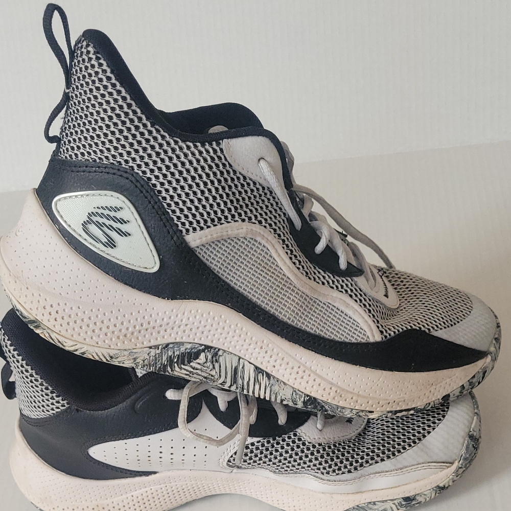Under Armour Curry 9 1/2 Men's Athletic Shoes And Size 11 Womens